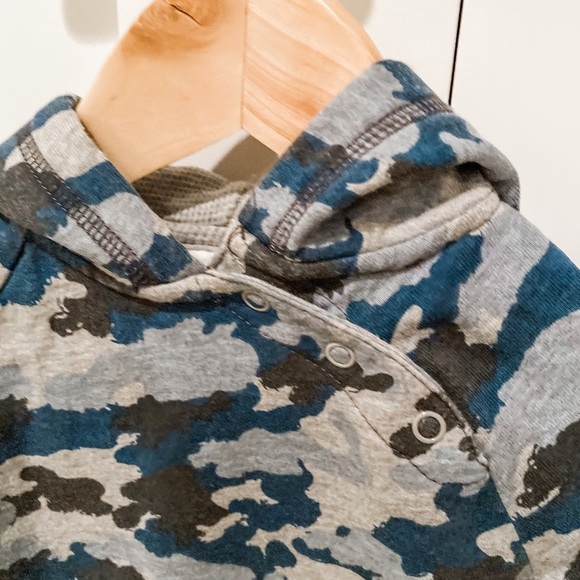 12 months Blue Camo Jersey Onesie for tot - Picture 2 of 7